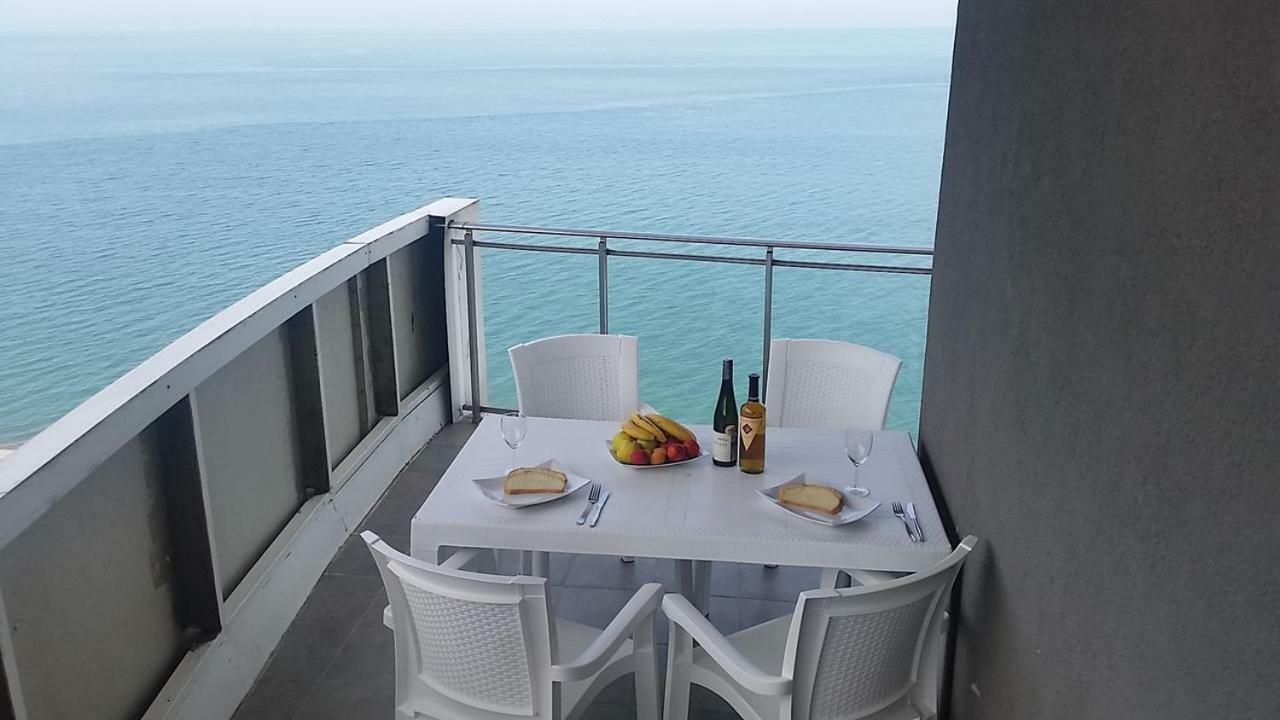 Апарт-отель SEA-VIEW Beluga&Dolphin Luxury Батуми Экстерьер фото